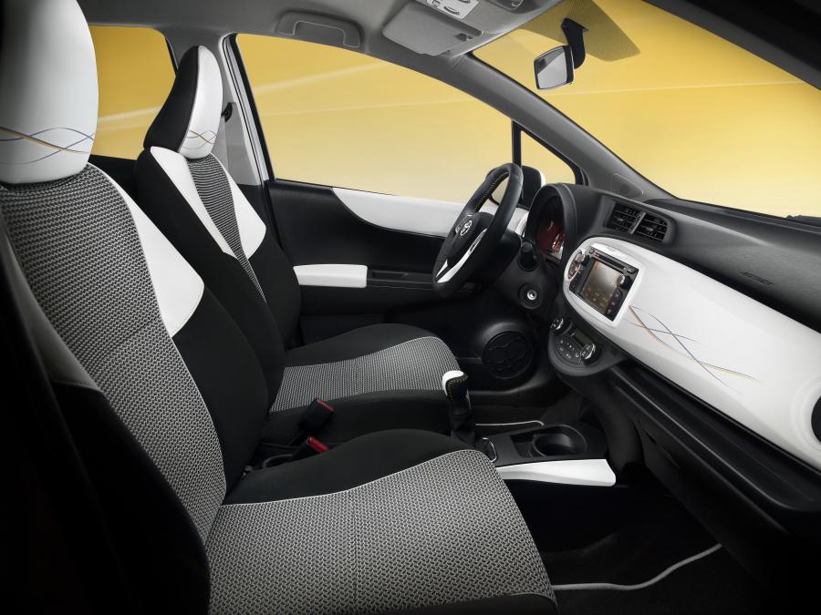  Toyota Yaris Trend 2013 года  (фото 3 из 6)